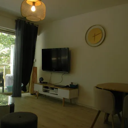 Charming Near With Parking In By Weekome Lägenhet